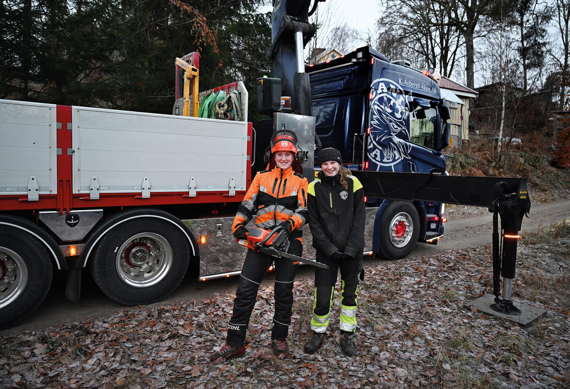 ly Nyberg sågade och Julia Åsberg skötte kranen. Foto: Tommy Holl