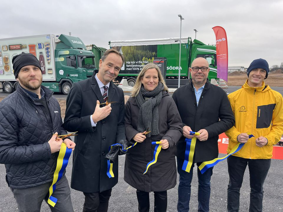 .ONs nya ultrasnabba laddstation i Hultsfred stärker elektrifieringen av tunga skogstransporter och gör orten till en viktig knutpunkt för fossilfria transporter. Invigningsklippte gjorde Daniel Isaksson, Södra, Allan Widman, landshövding Kalmar län, Marie Feuk, vd E.ON Drive Infrastructure, Mikael Karlsson, kommunstyrelsens ordförande Hultsfred och Oskar Gustavsson, Skogforsk/Tree-projektet. Foto: Björn Persson