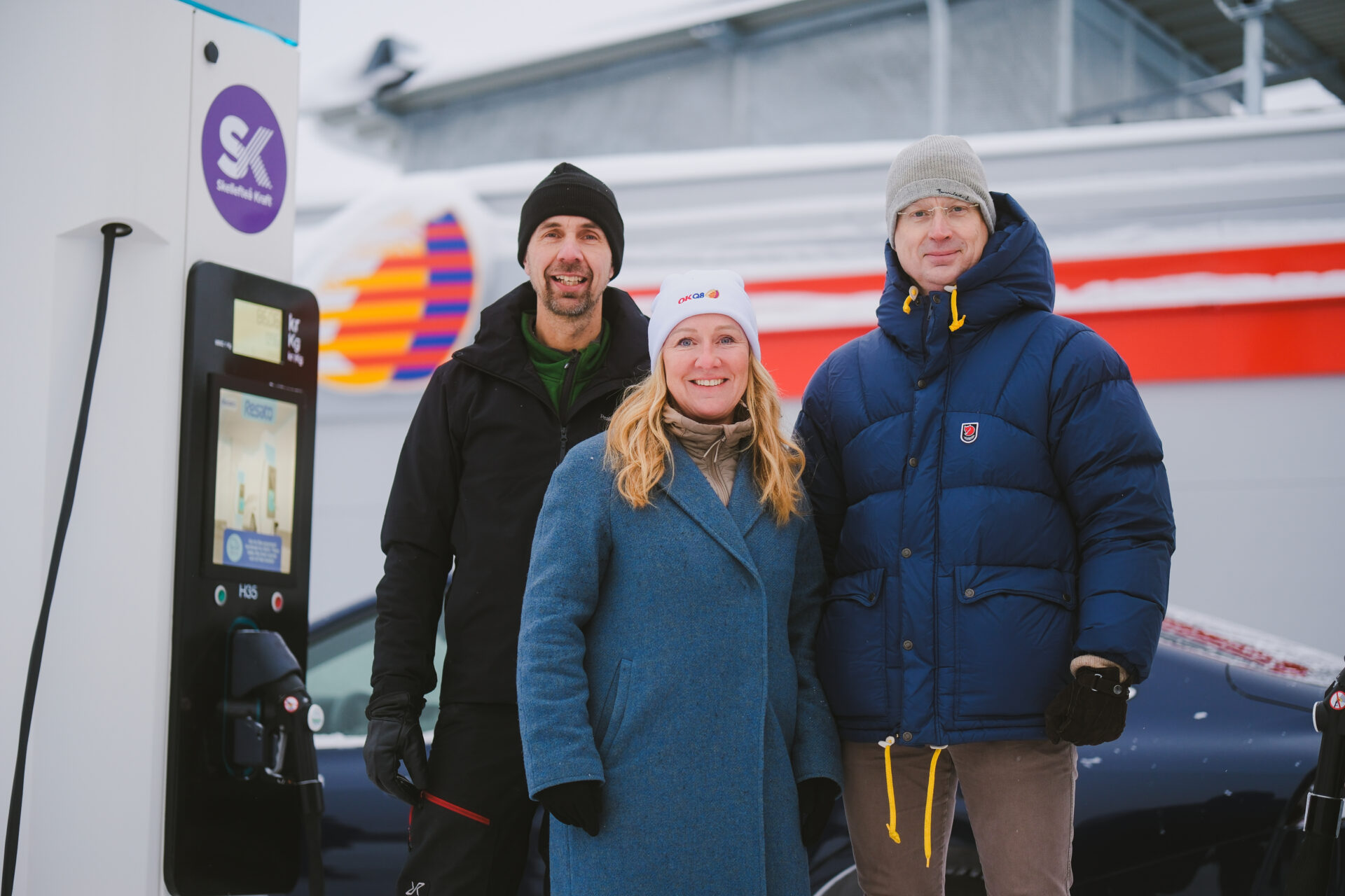    Från vänster Ulrik Dahlgren, Kommunstyrelsens ordförande tillsammans med Karin Eriksson, vd OKQ8 och Joachim Nordin, vd Skellefteå Kraft. Foto: Tilda Olofsgård.