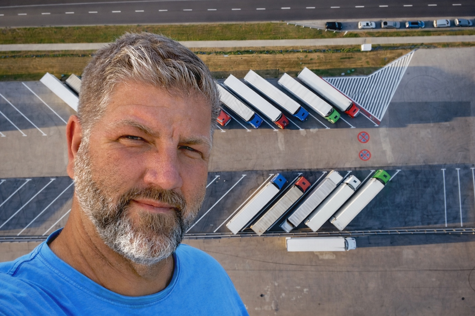 "Målet är minst 10 000 underskrifter, men vi hoppas på många fler", säger Erick Torbiörn. Foto: Parkering/Marcin Joswiak/Unsplash. Erick Torbiörn/privat. Montage: Göran Rosengren/Proffs. 