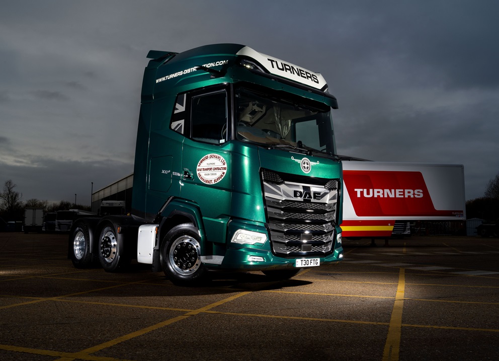 En av DAF:s första "UK30" special edition XG+, tilldelades chaufför Steve Thorpe för dennes lojalitet till företaget. Foto: DAF Trucks.