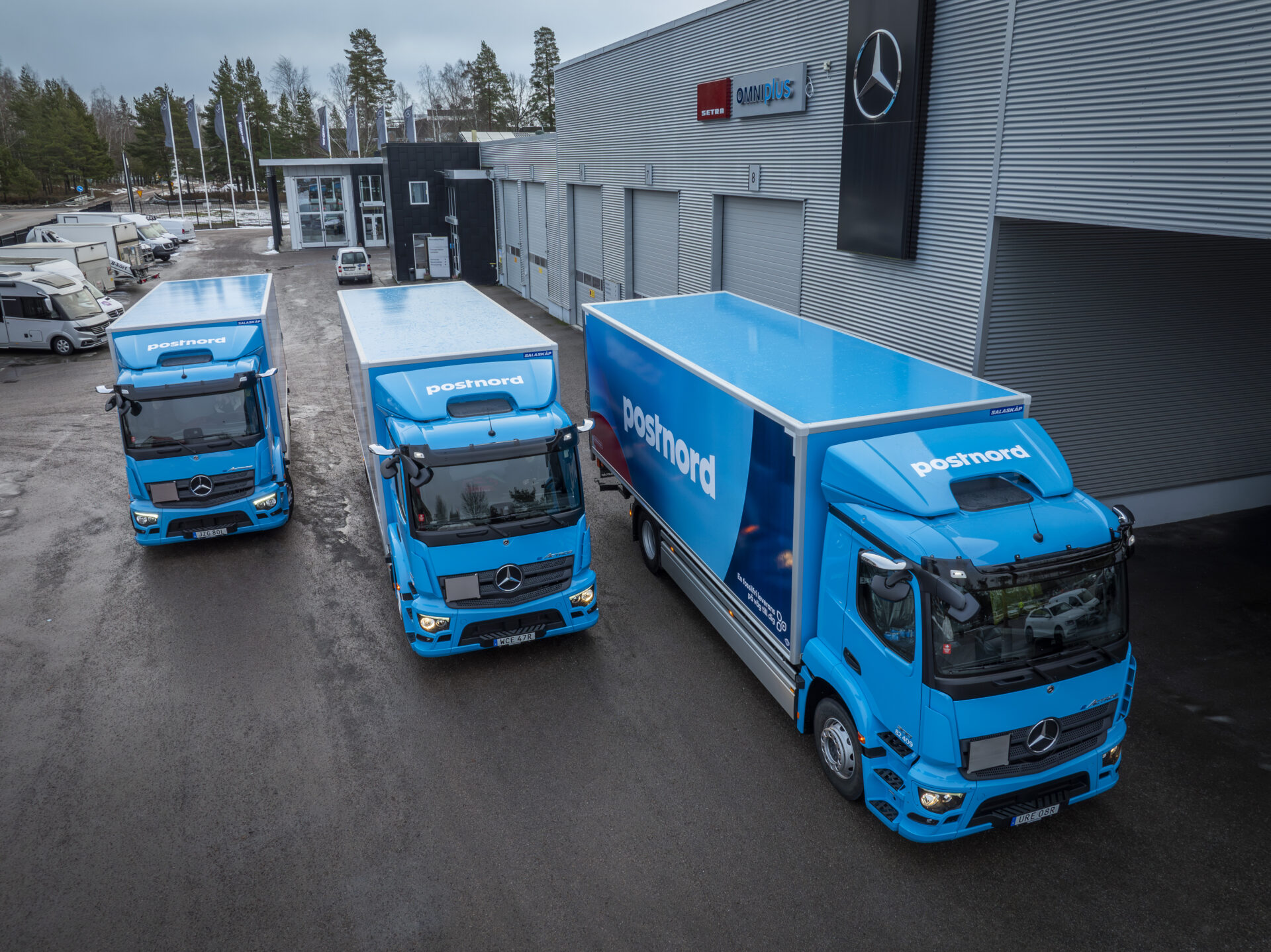 I det fortsatta avtalet ska ytterligare satsningar göras på fossilfrihet. Här ses tre ellastbilar från Mercedes som sattes in under 2025. Foto: Postnord.