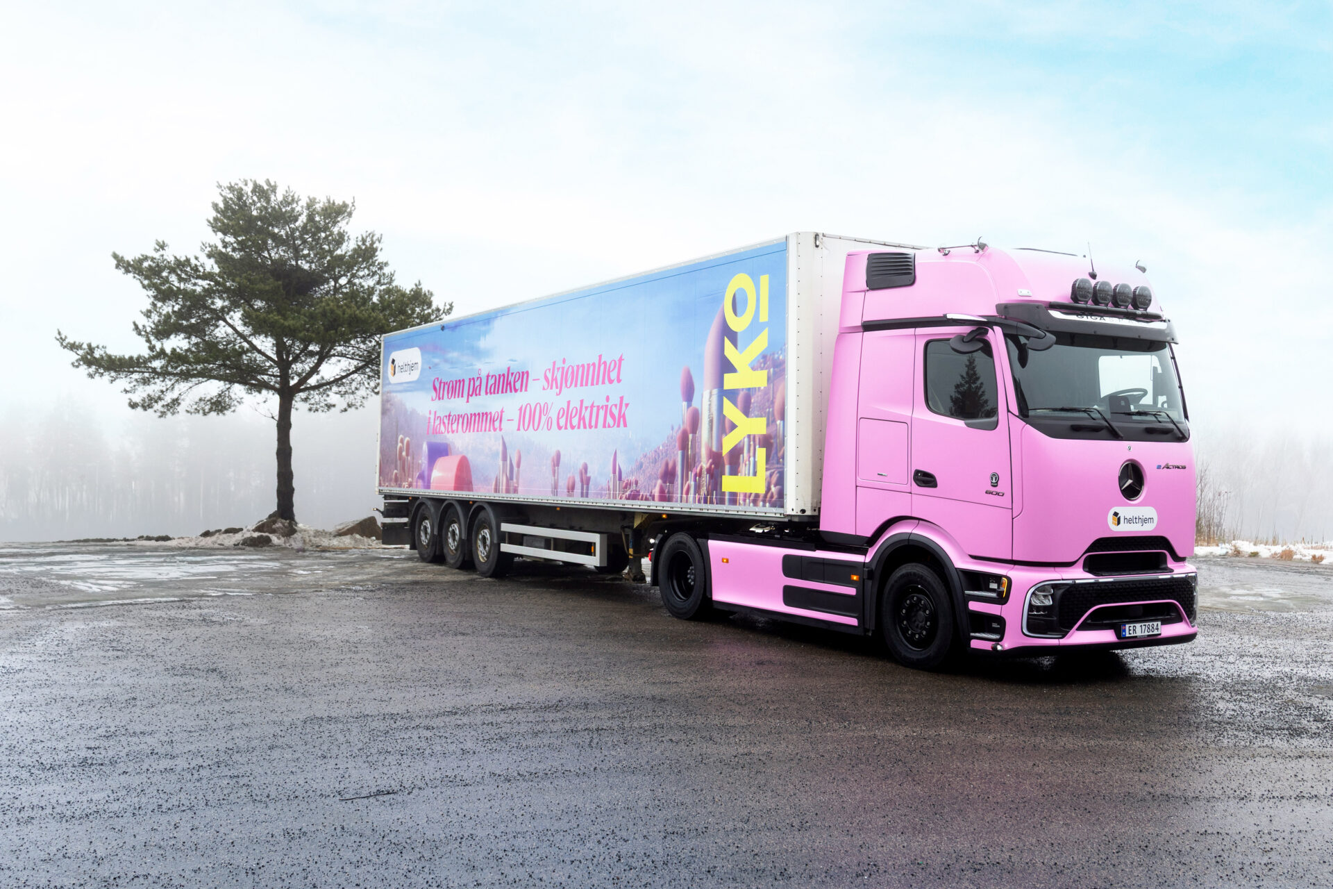 Den rosa lastbilen går nu på en fast rutt mellan Sverige och Norge. Foto: Endre Igland.