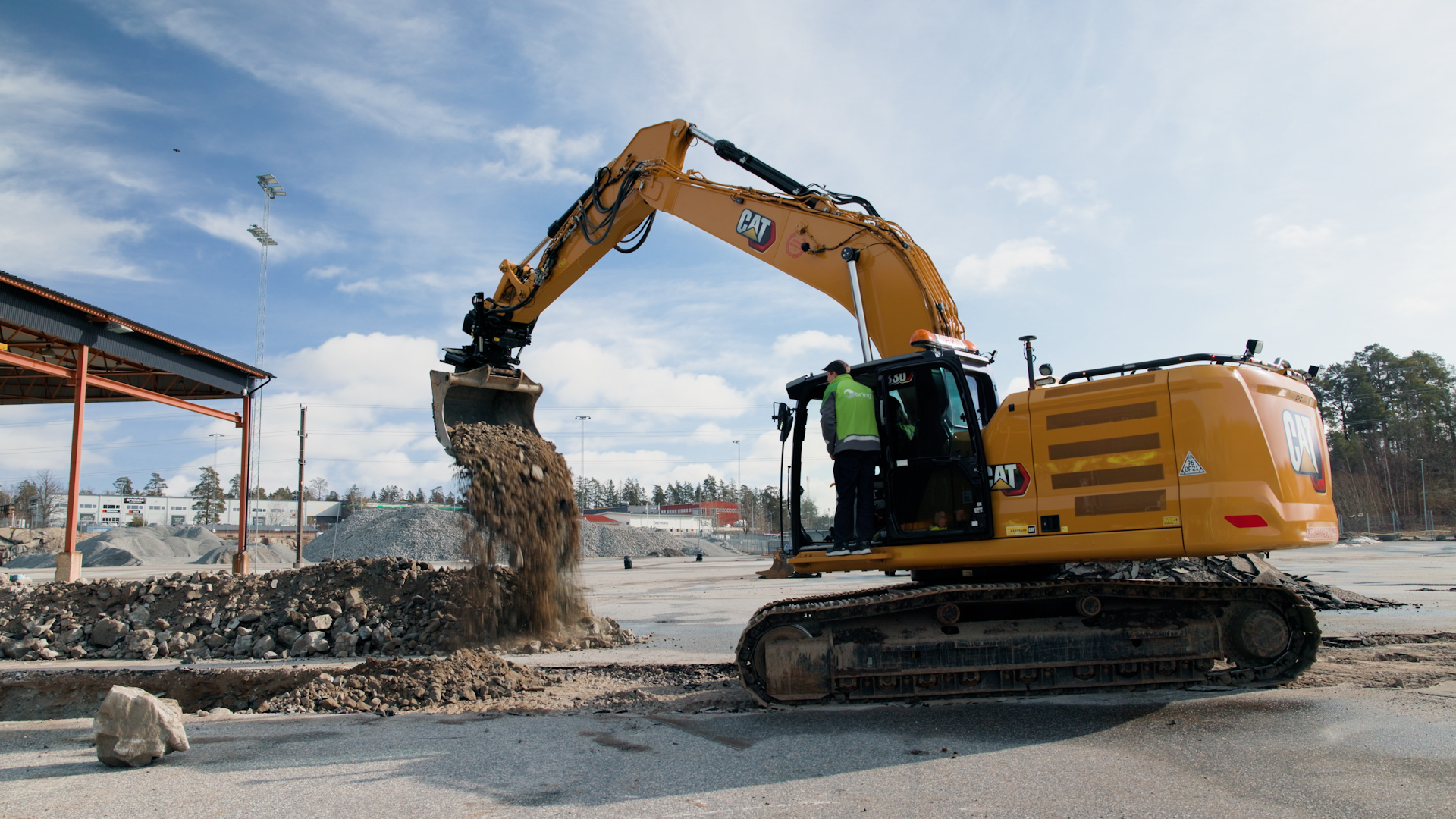 Har tas det första symboliska spadtaget med grävmaskin. Foto: Bring.