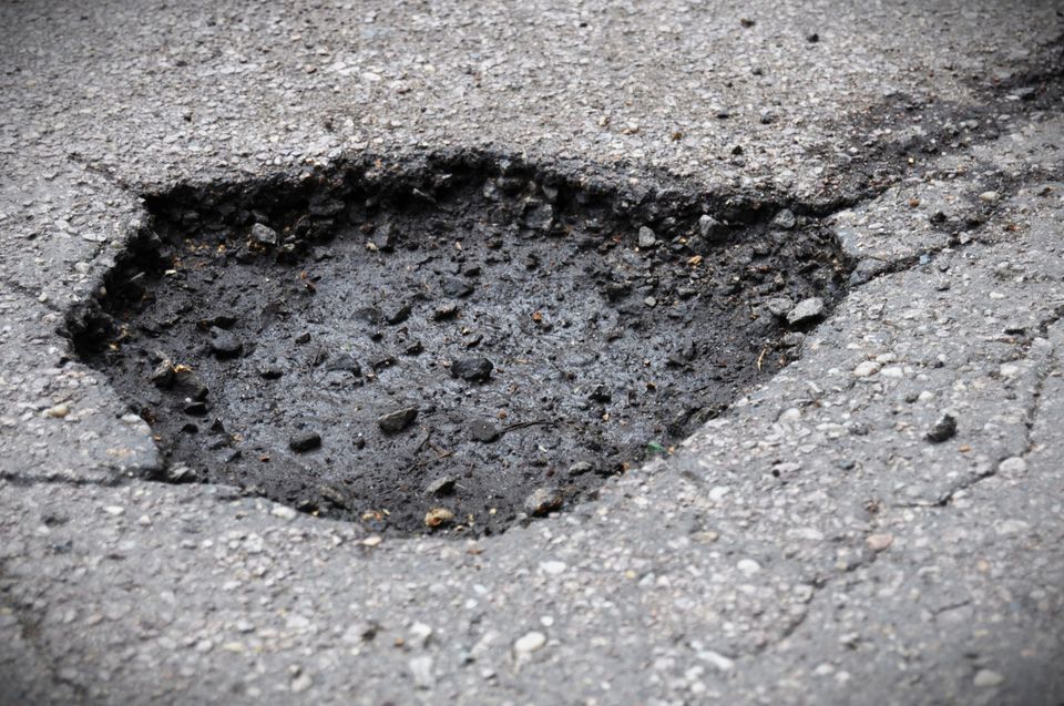  Potthål är ett tidigt vårtecken på vägarna, men få ersättningskrav för fordonsskador på grund av potthål ersätts. Foto: Trafikverket.