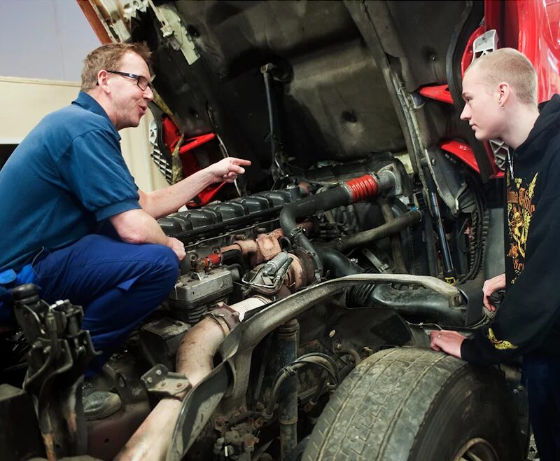 Yrkesprov i gymnasiet kan lyfta fram elevernas kompetens. Foto: Transportföretagen.