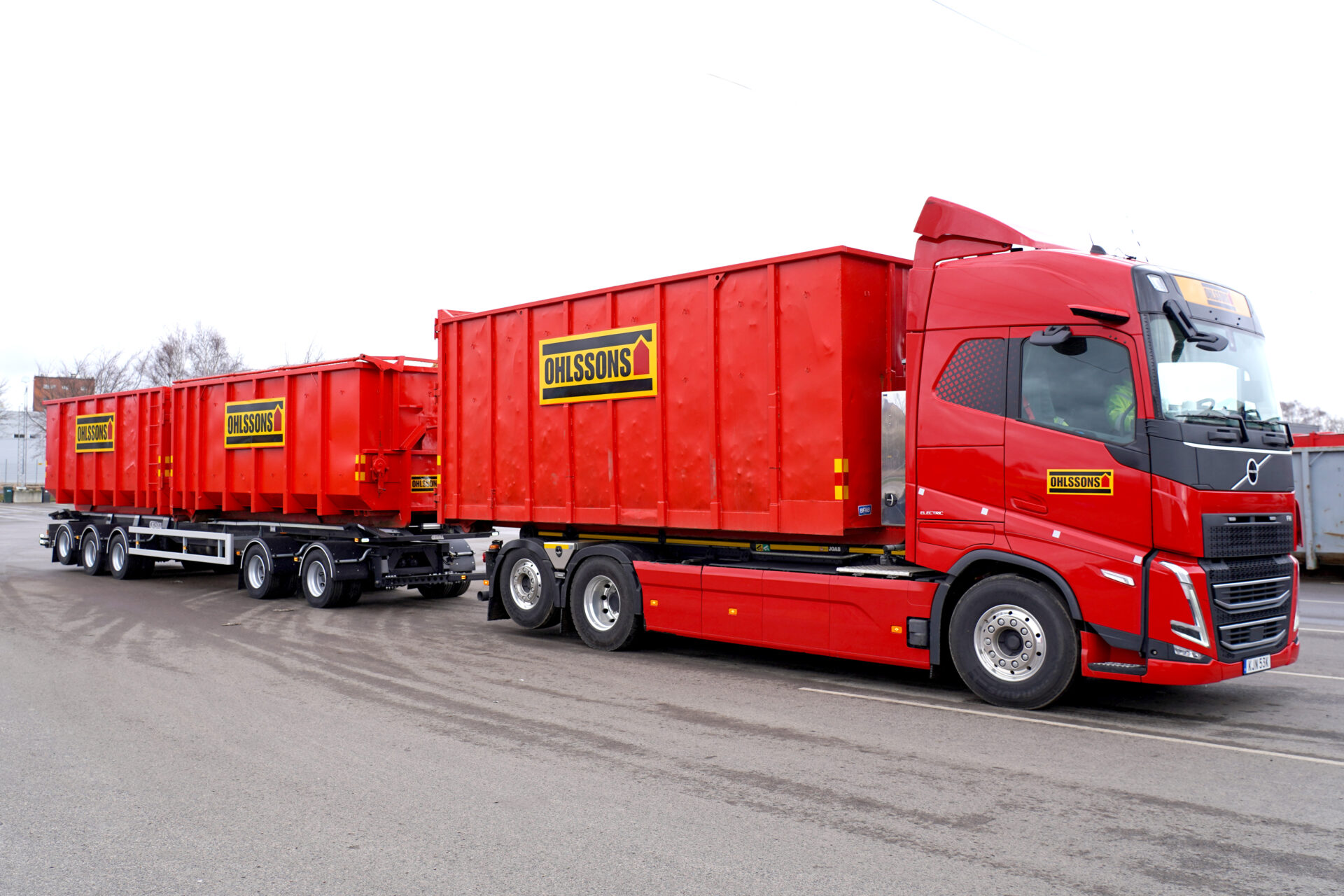  Ohlssons senaste tillskott till fordonsflottan - en eldriven Volvo FH Electric. Foto: Ohlssons AB.