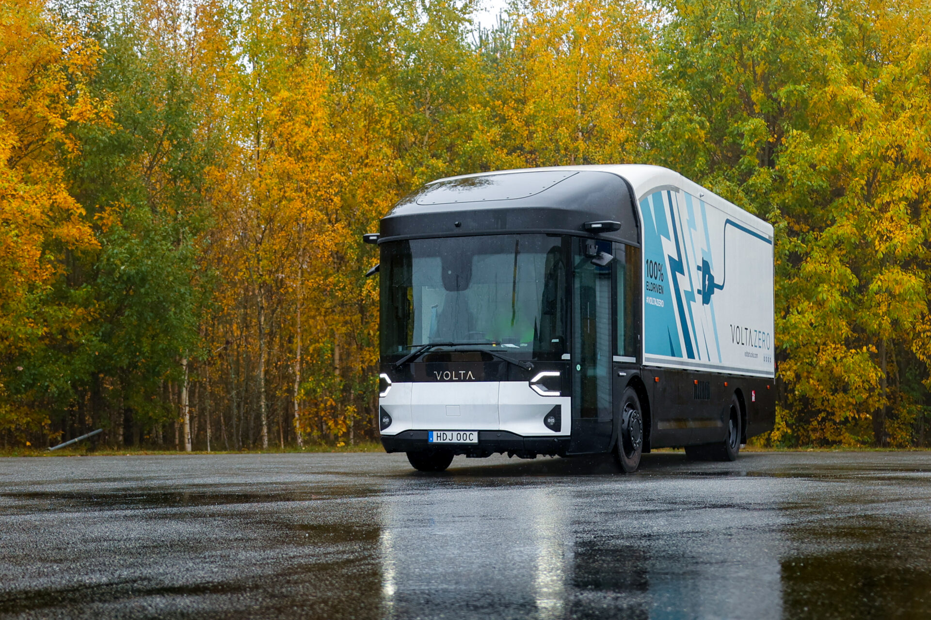 "Vi får en möjlighet att testa en helt ny typ av lastbil i distributionen", säger Lars Furunäs, regionchef på Bring. Foto: Volta Trucks.