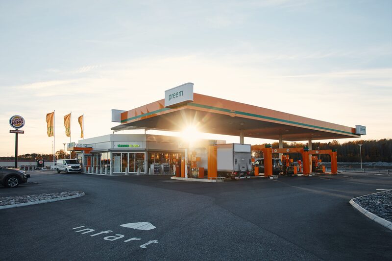 "Drivmedelskedjorna har en viktig roll i att möjliggöra både laddning och tillgång till förnybara flytande drivmedel", säger Patrik Johansson. Foto: Preem.