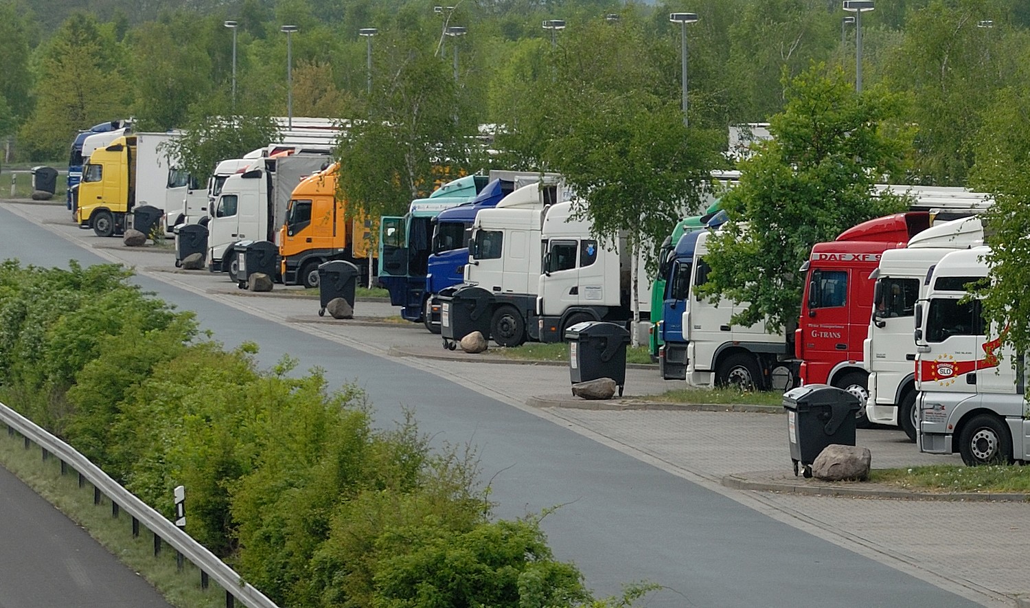 För yrkesförare, såväl manliga som kvinnliga, finns inte alternativet "trygghet" när man väljer att stanna. Det styrs av kör- och vilotidsreglerna. Bristen på rastplatser för yrkestrafiken är minst sagt skriande. Foto: Proffs/arkiv.