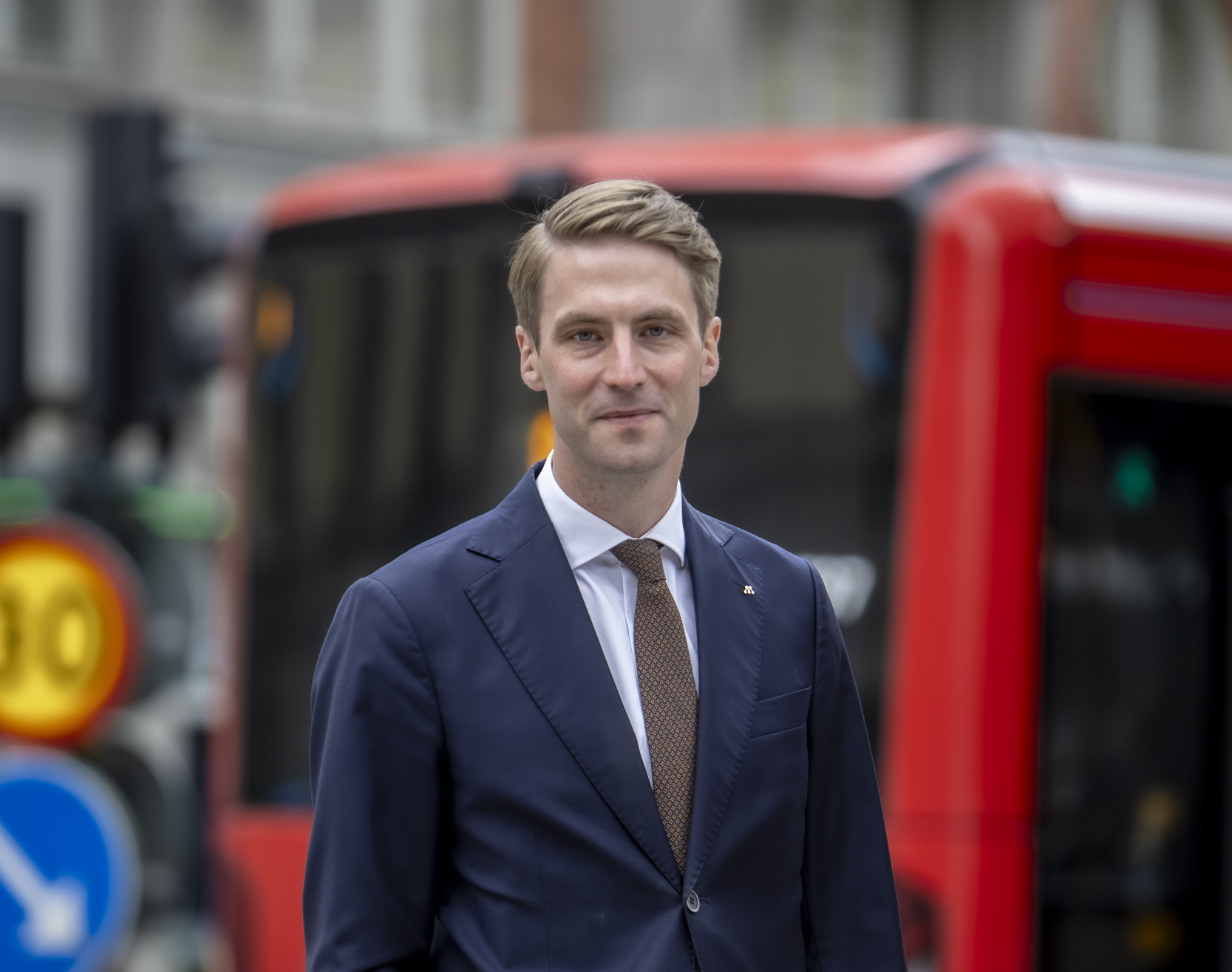 "Så länge Socialdemokraterna och Miljöpartiet sitter bakom ratten kommer Stockholm fortsätta halka efter", säger oppositionsregionrådet Axel Conradi (M).