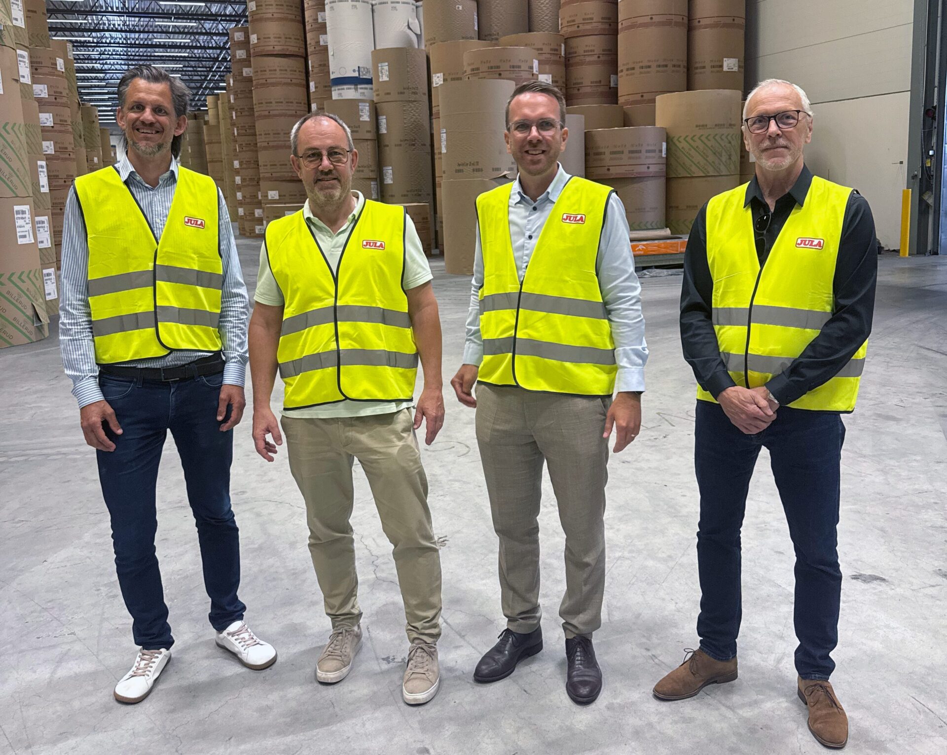Från vänster ses Lennart Karlsson, vd, Jula Logistics, Simon Zubeyde (KD), Andreas Carlsson (KD, infrastrukturminister och Pietro Montebovi, infrastrukturchef Jula Logistics. Foto: Jula Logistics.