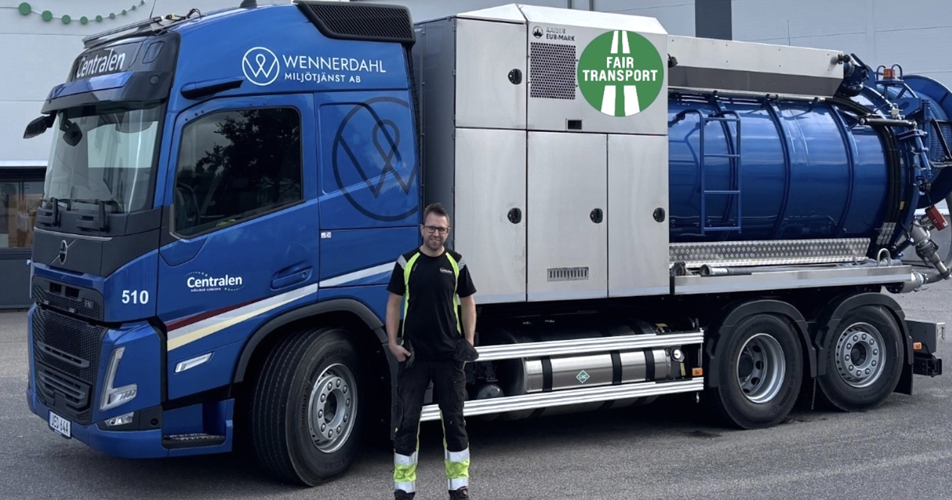 Här Robin Wennerdal bredvid en av Fraktkedjans fordon. Foto: Jessica Holmén, Fraktkedjan.