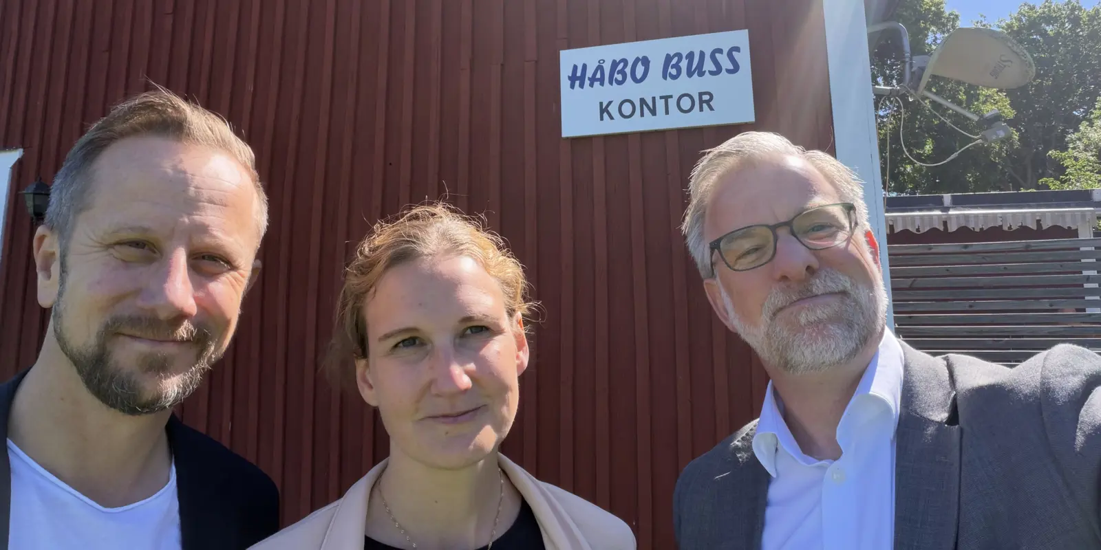 I bild från vänster: Martin Pagrotsky, ordförande Sverige Bussföretag, Frida Mattsson, administrativ chef, Håbo Buss, Jonas Hagelqvist, vd Sveriges Bussföretag och Transportföretagen. Foto: Transportföretagen.
