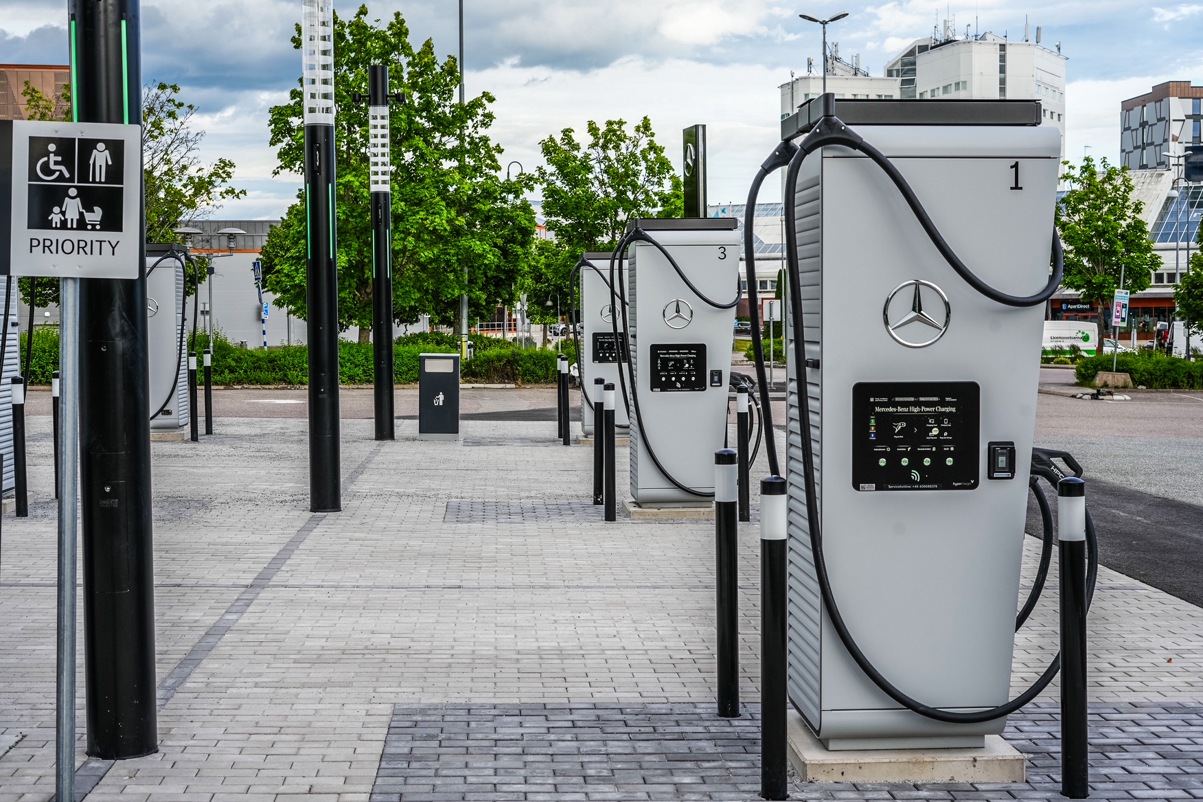   Mercedes-Benz öppnar sin fösta egna laddstation i Sverige i Arlandastad. Foto: Mercedes-Benz.