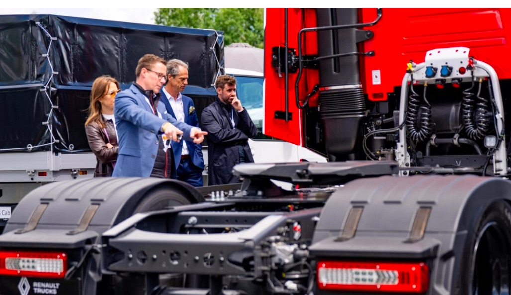 I slutet av andra dagen fick fackpressen möjlighet att utomhus bekanta sig med de senaste produkterna från Daimler Truck, KIA, MAN och Renault Trucks samt en självkörande amerikansk Peterbilt 579 från AUMOVIO. Här fanns också en Mercedes vätgaslastbil som kommer att gå i prov hos 100 utvalda kunder. Foto: VDA