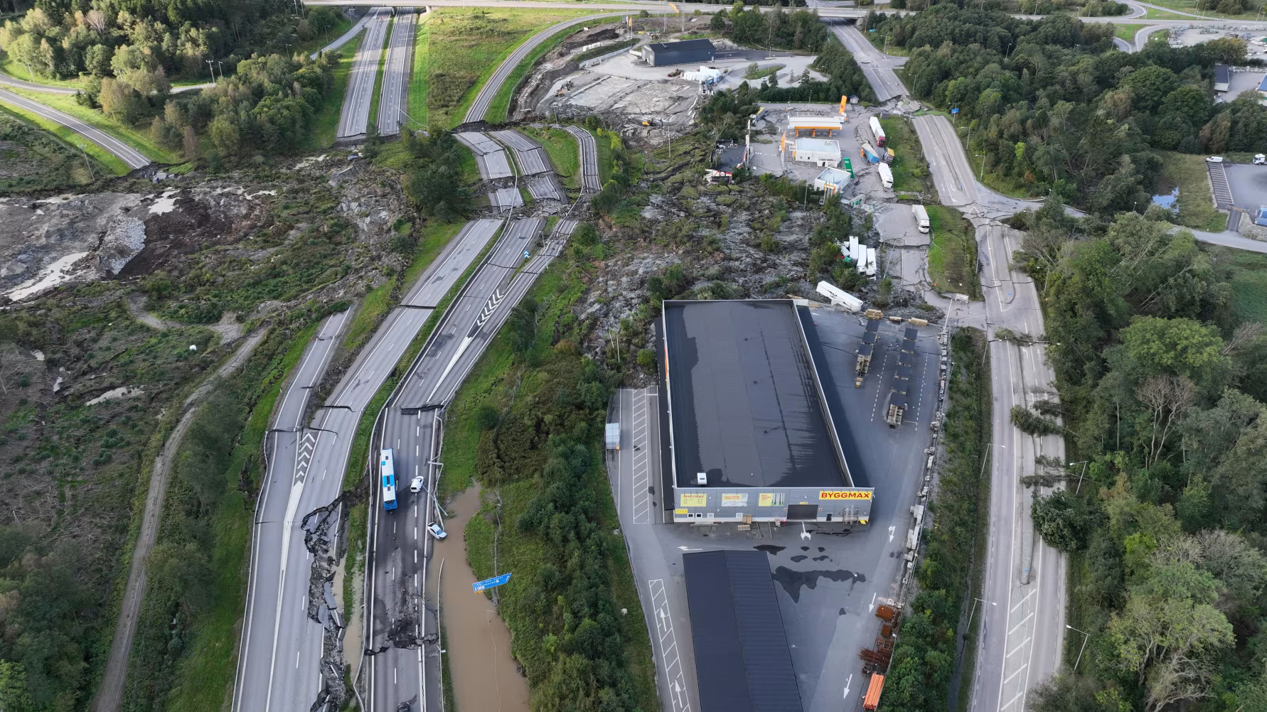 Tre personer fick skador i samband med att den bil de färdades i på motorvägen drogs med i jordskredet. Foto: Trafikverket.
