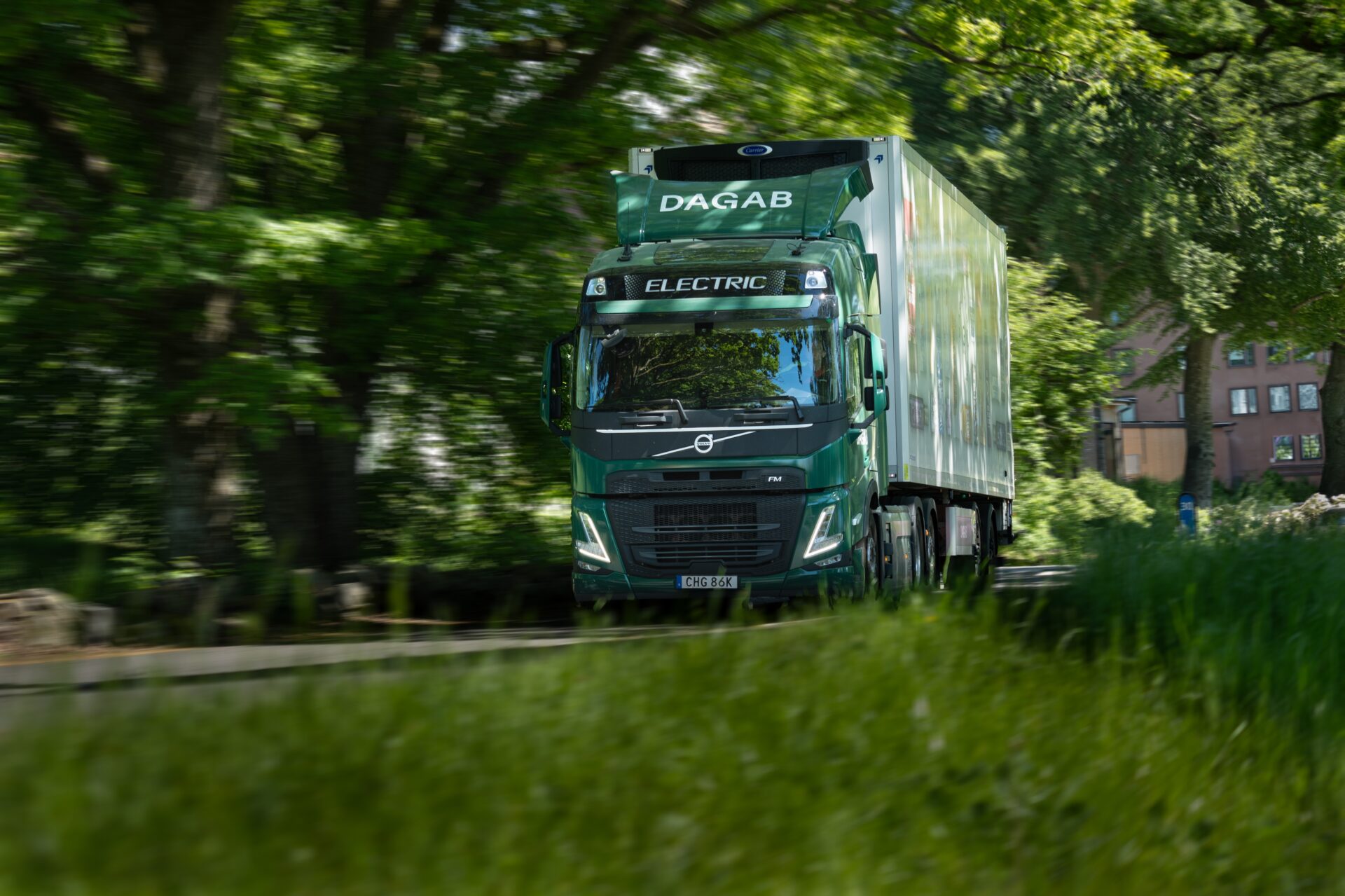 "Samtliga egna och inhyrda transporter mellan lager och butiker har ställts om till förnyelsebara drivmedel eller el", säger Axfood. Foto: Volvo Trucks.
